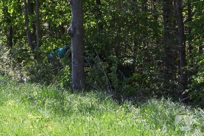 Bestuurster rakelings langs bomen bij ongeval