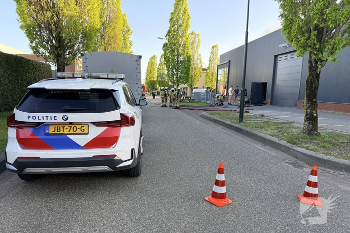 Brand op dak van bedrijf