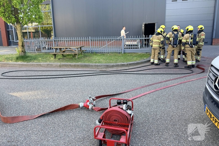 Brand op dak van bedrijf