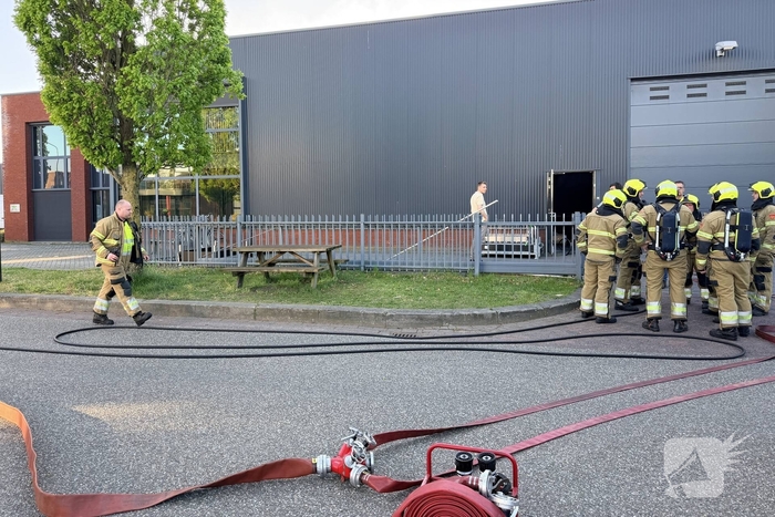 Brand op dak van bedrijf