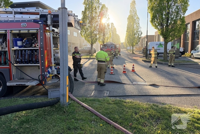 Brand op dak van bedrijf
