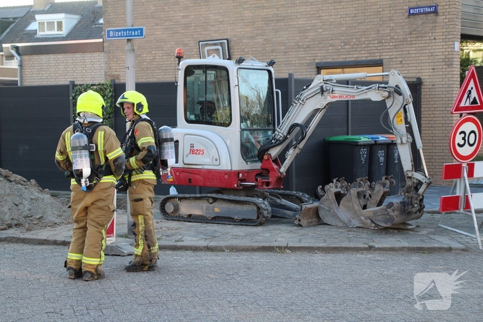 Gaslekkage in opengebroken straat, brandweer verricht metingen
