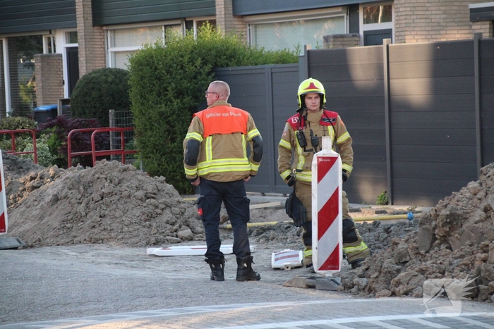 Gaslekkage in opengebroken straat, brandweer verricht metingen