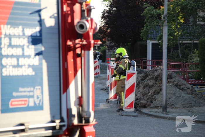 Gaslekkage in opengebroken straat, brandweer verricht metingen