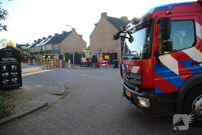 Gaslekkage in opengebroken straat, brandweer verricht metingen