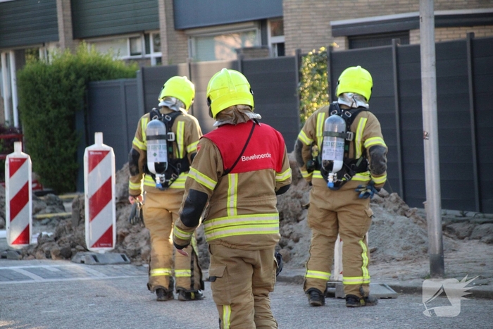 Gaslekkage in opengebroken straat, brandweer verricht metingen