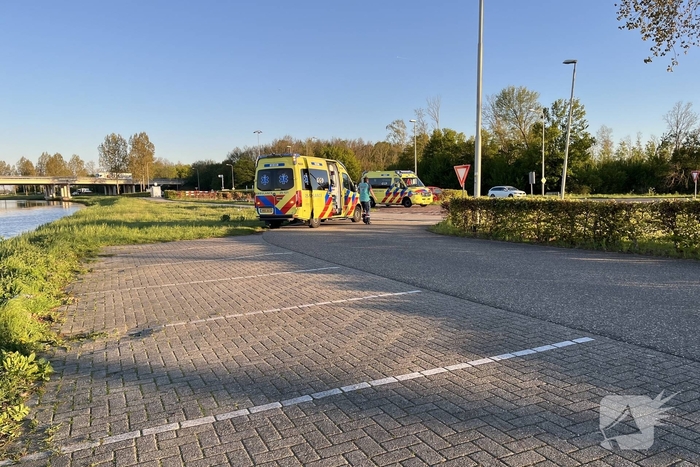 Traumahelikopter landt voor medische bijstand