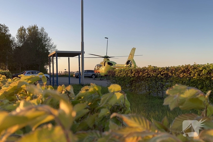 Traumahelikopter landt voor medische bijstand