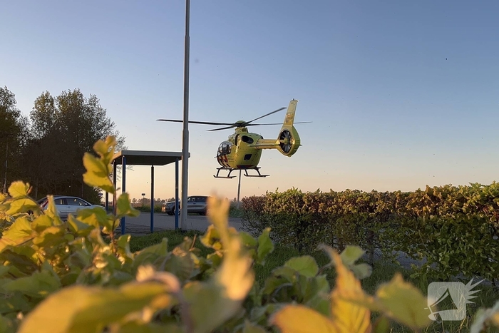 Traumahelikopter landt voor medische bijstand