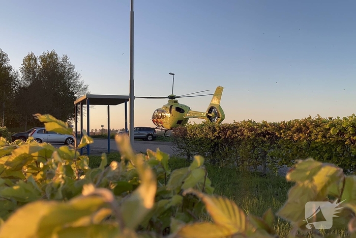 Traumahelikopter landt voor medische bijstand