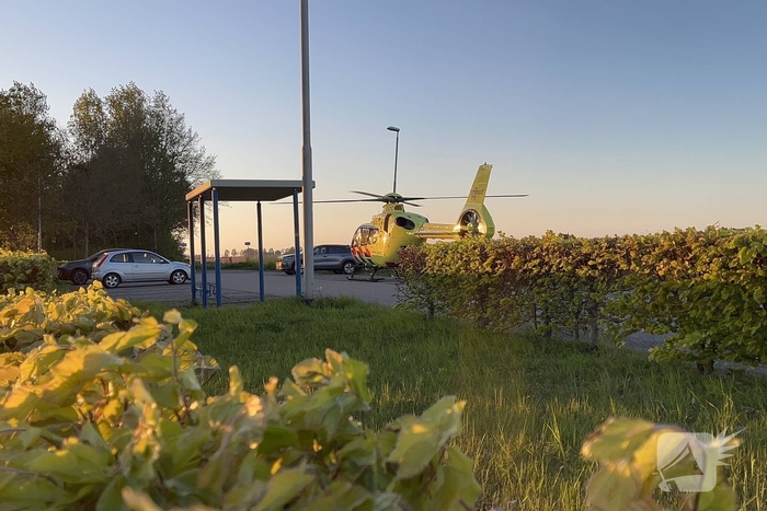 Traumahelikopter landt voor medische bijstand