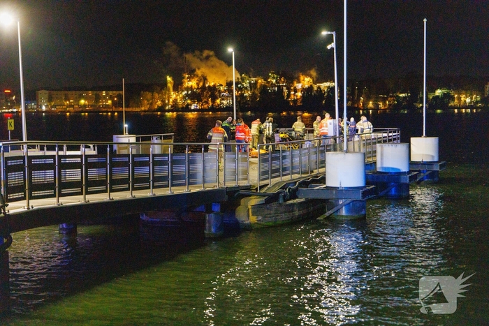 Zoektocht naar persoon te water in Amsterdam