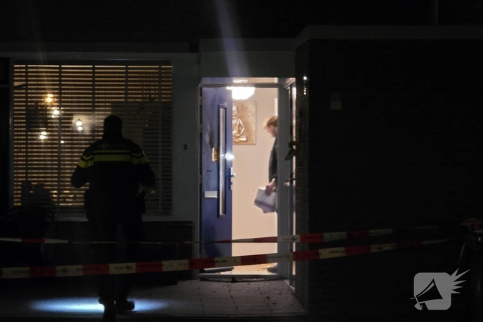 Schade aan voordeur door nachtelijke explosie