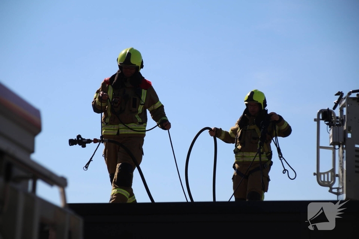 Dakbrand tijdens werkzaamheden snel onder controle