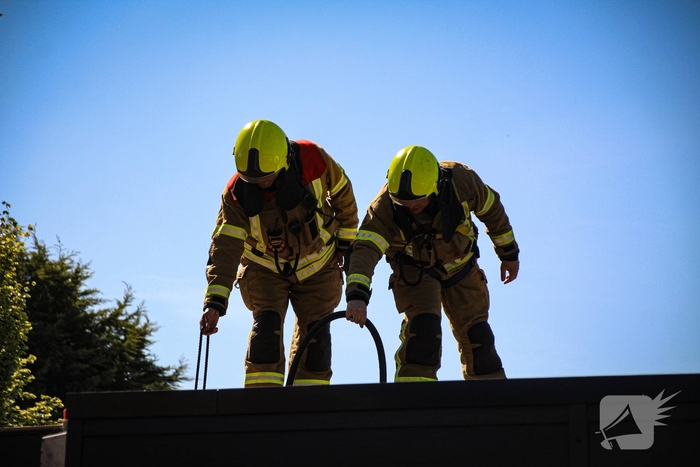 Dakbrand tijdens werkzaamheden snel onder controle