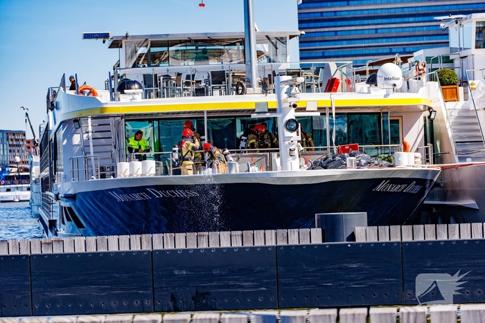 Brand op cruiseboot leidt tot grote hulpverlening