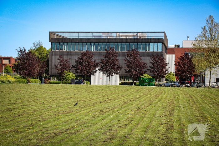 Brandweer reageert op industriebrand bij school