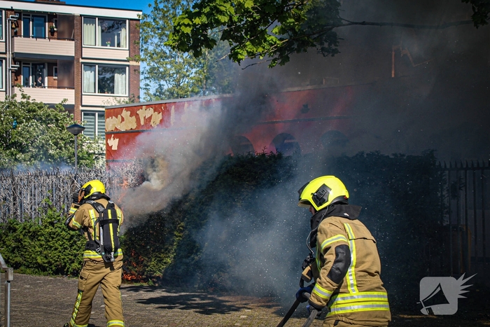 Brand in coniferenheg zorgt voor flinke rookontwikkeling