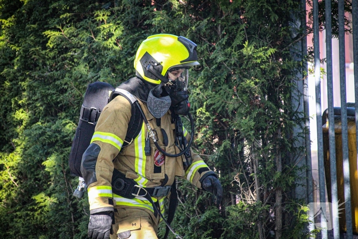 Brand in coniferenheg zorgt voor flinke rookontwikkeling
