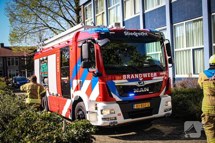 Brand in coniferenheg zorgt voor flinke rookontwikkeling