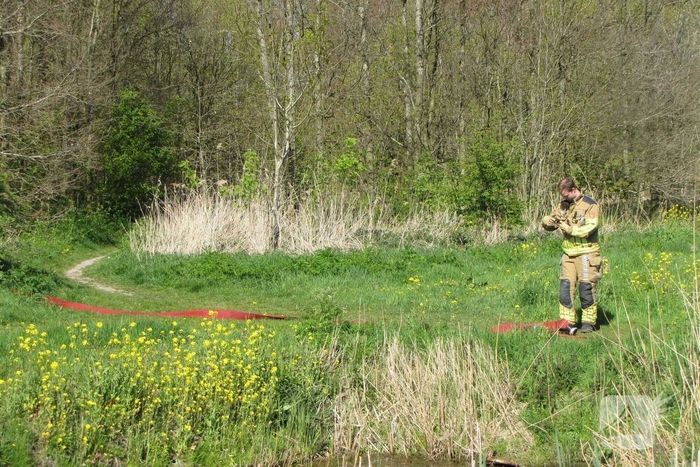 Brandweer bestrijdt brand in natuurgebied