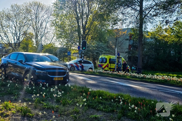 Auto botst op fietser tijdens avondspits