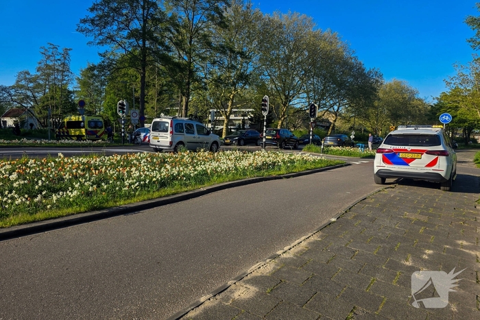 Auto botst op fietser tijdens avondspits