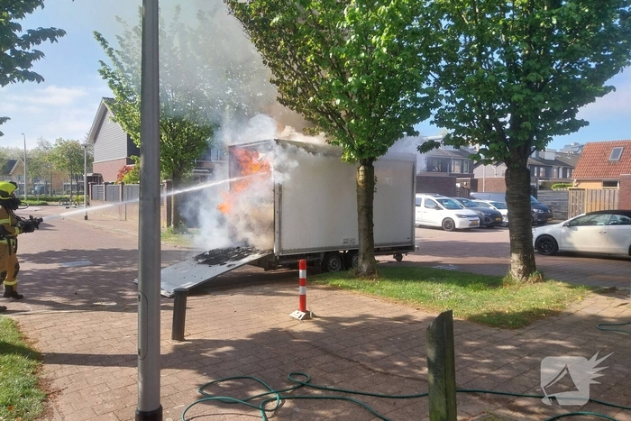 Brand in aanhangwagen snel onder controle
