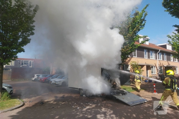 Brand in aanhangwagen snel onder controle