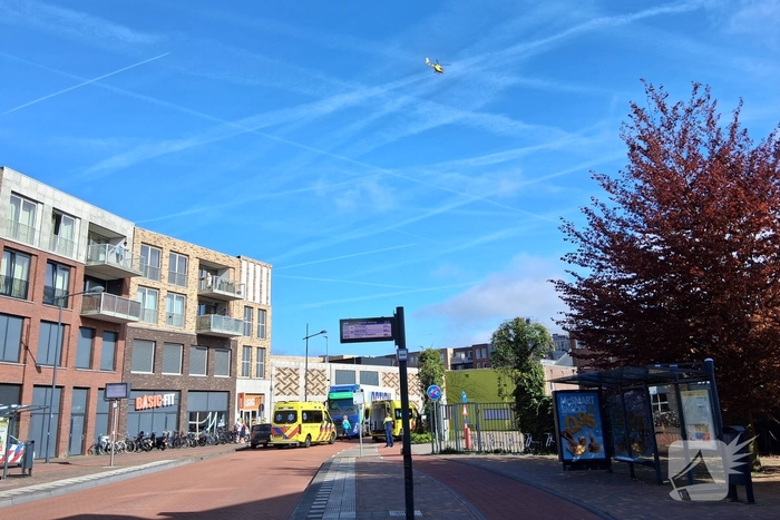 Traumahelikopter ingezet bij beknelling persoon onder vrachtwagen