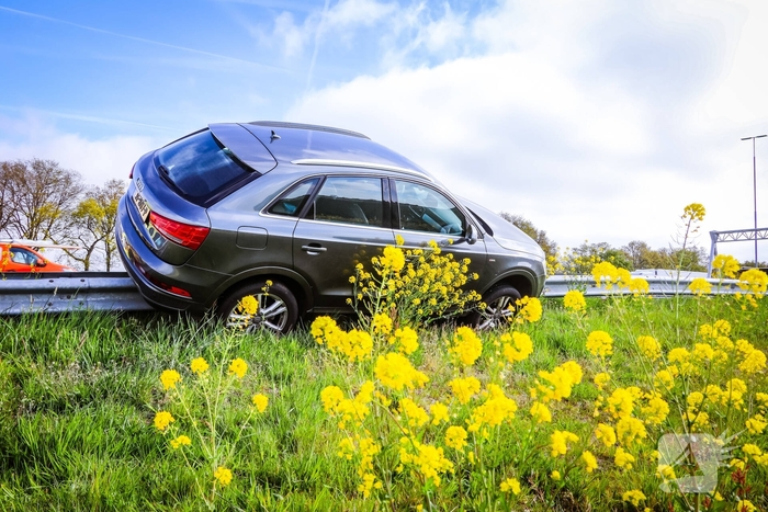 Automobilist raakt van de weg en komt tot stilstand op vangrail