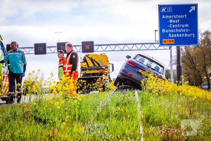 Automobilist raakt van de weg en komt tot stilstand op vangrail