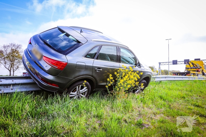 Automobilist raakt van de weg en komt tot stilstand op vangrail