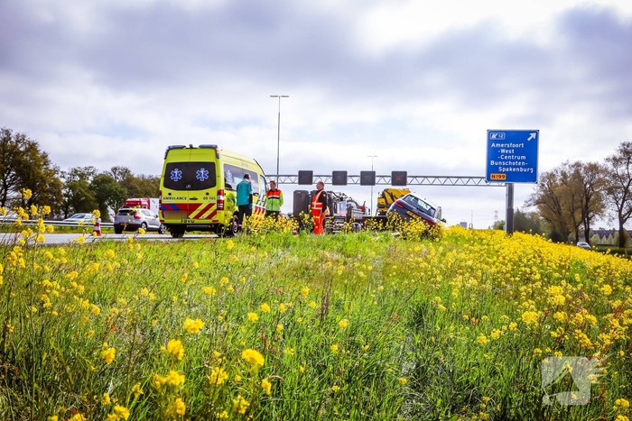 Automobilist raakt van de weg en komt tot stilstand op vangrail