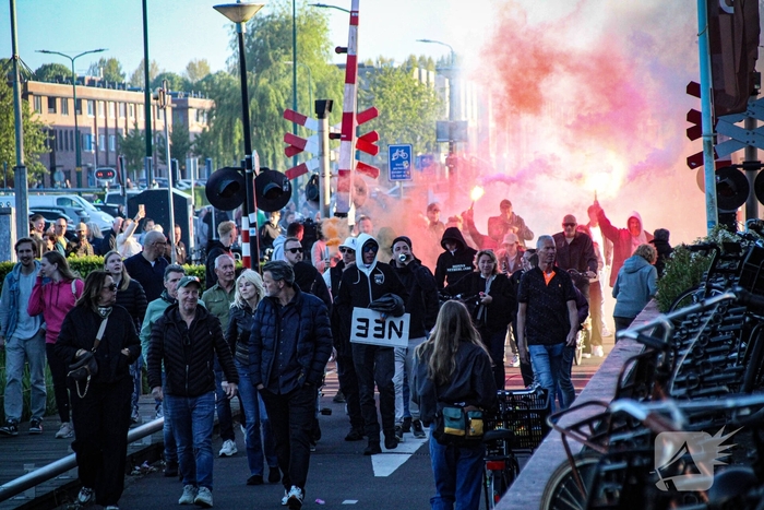 Vuurwerk tijdens anti-azc demonstratie