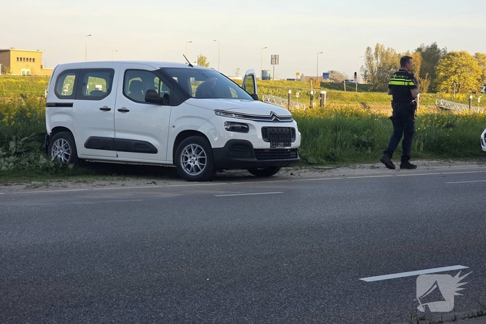 Auto botst op geparkeerde voertuigen