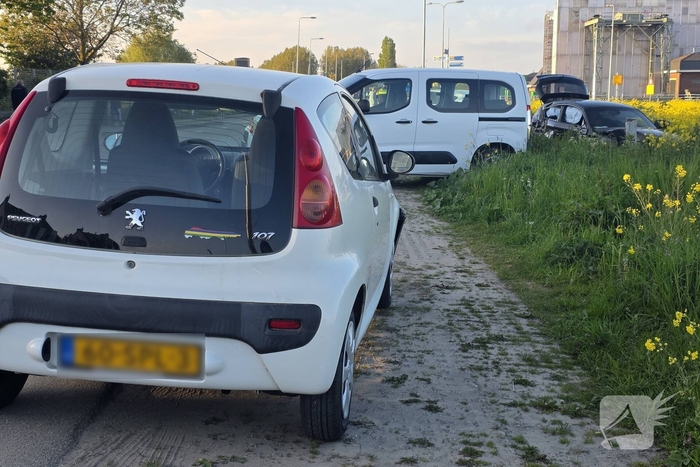 Auto botst op geparkeerde voertuigen