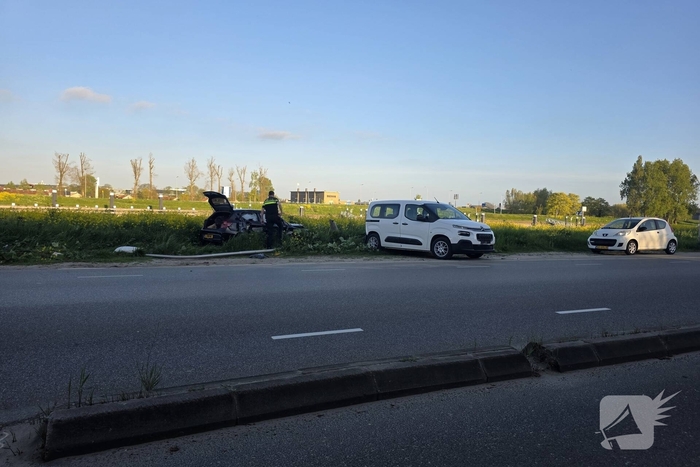 Auto botst op geparkeerde voertuigen