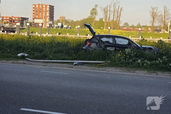Auto botst op geparkeerde voertuigen