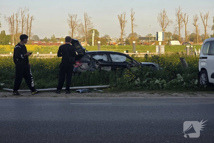 Auto botst op geparkeerde voertuigen