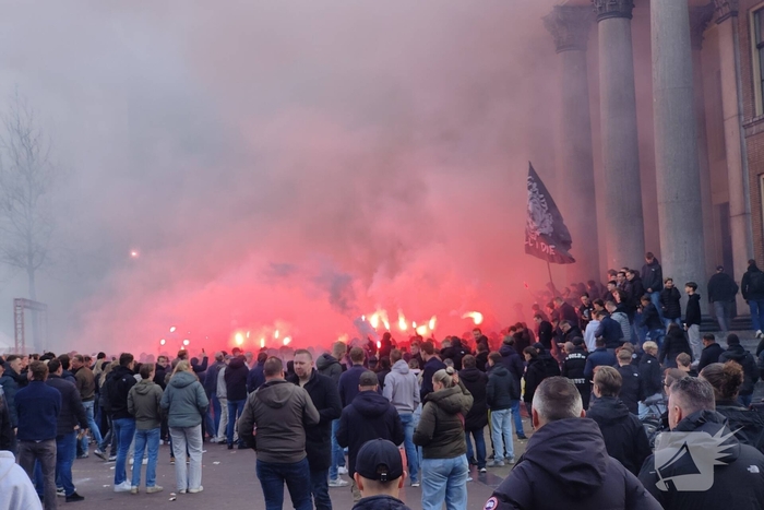 Supporters van sc Cambuur lopen corteo