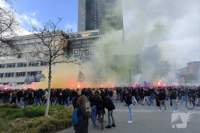 Supporters van sc Cambuur lopen corteo