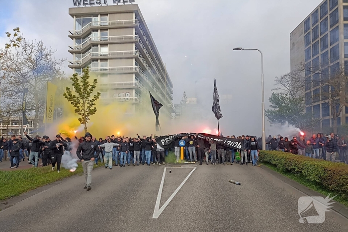 Supporters van sc Cambuur lopen corteo