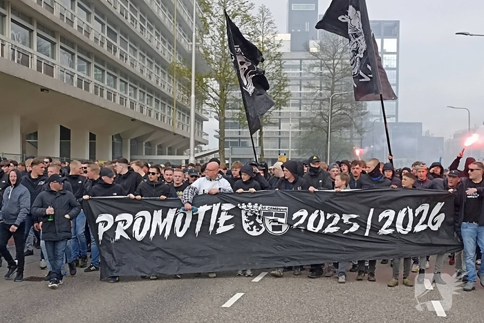 Supporters van sc Cambuur lopen corteo