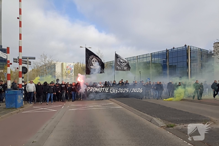 Supporters van sc Cambuur lopen corteo
