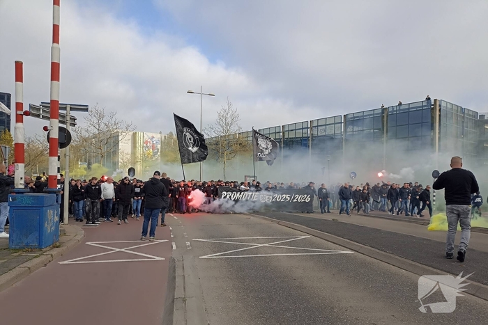 Supporters van sc Cambuur lopen corteo