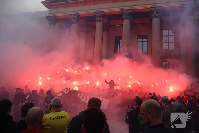 Supporters van sc Cambuur lopen corteo