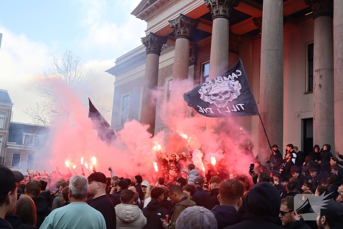Supporters van sc Cambuur lopen corteo