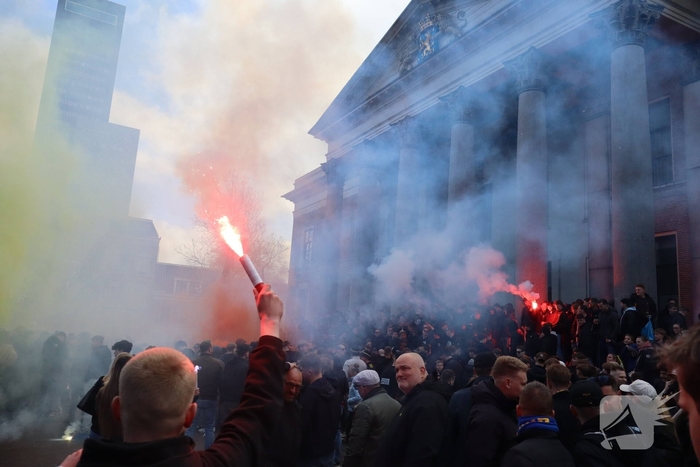 Supporters van sc Cambuur lopen corteo