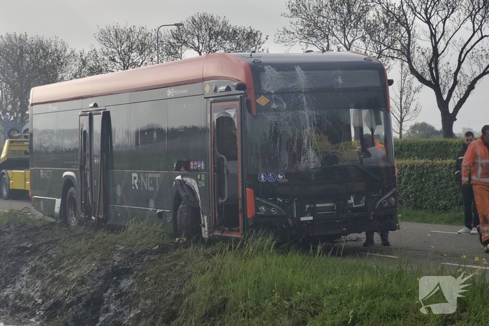 Lijnbus belandt in sloot na onwelwording